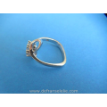 een vintage 14 karaat witgouden briljant design ring, totaal ca. 0,3 ct