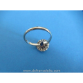 een vintage 18 karaat witgouden saffier briljant ring