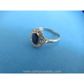 een vintage 18 karaat witgouden saffier briljant ring