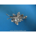 een vintage sterling zilveren bloem broche 