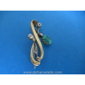 een 14 karaat gouden art nouveau diamant smaragd broche