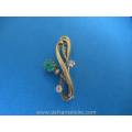 een 14 karaat gouden art nouveau diamant smaragd broche