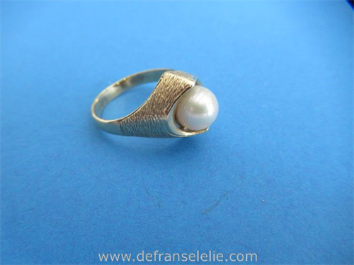 een vintage 14 karaat geelgouden parel ring