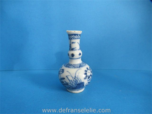 Chinese blue and white porcelain miniature vase, Kangxi