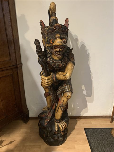 een zeer groot vintage polychrome houten Garuda beeld