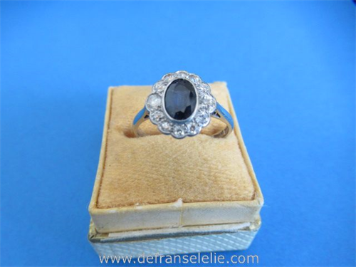 een vintage 18 karaat witgouden saffier briljant ring