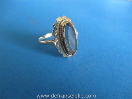 een vintage 14 karaat geel gouden ring met kleur steen