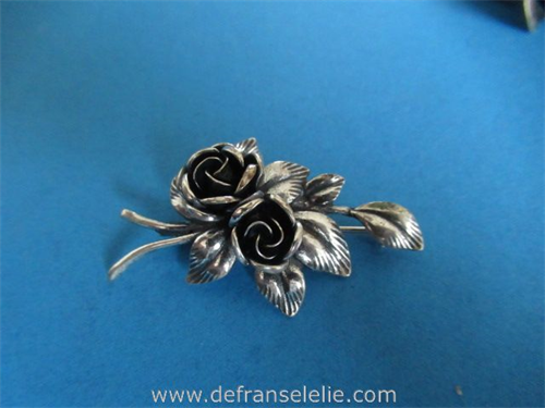 een vintage sterling zilveren bloem broche 